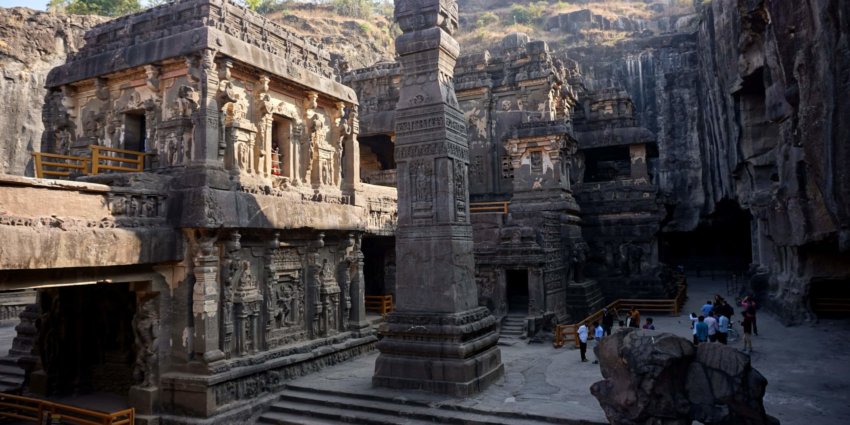 Les incroyables grottes d’Ellora et première expérience d’un petit village